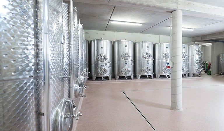 Edelstahl-Gärtanks im Weinkeller Weingut Uhl Südsteiermark