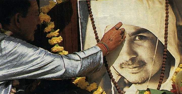 Shri Muniraji dà chandan a Shri Babaji