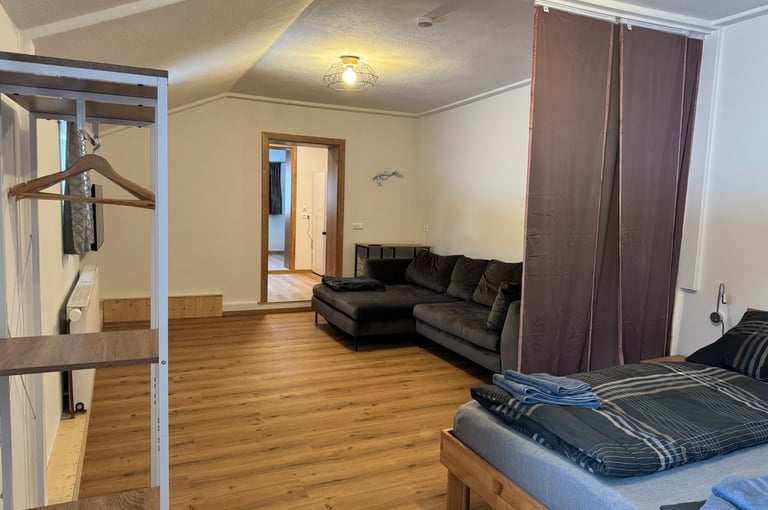 Schlafzimmer und Wohnzimmer
