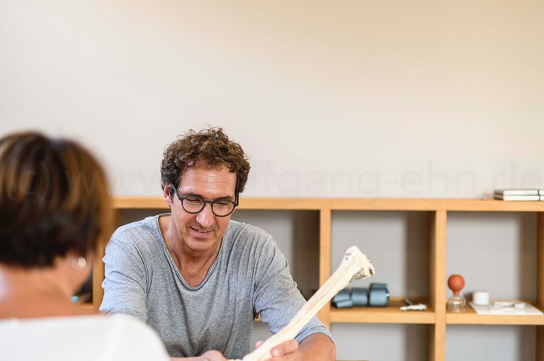 Wolfgang Kellner erklärt einen Patienten etwas