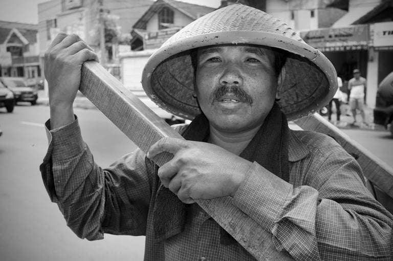 Peter Pickering befriends Indonesian recycler in streets of Bintaro near Jakarta