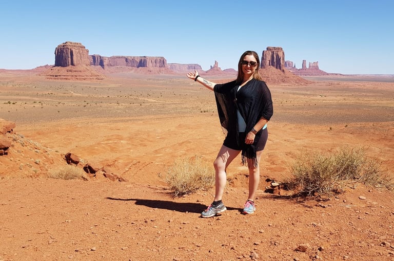 Marie, votre travel planner devant Monuments Valley aux Etats-Unis