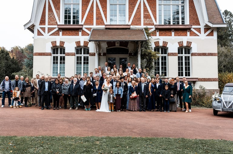 Groupe de personne réunies devant une propriété