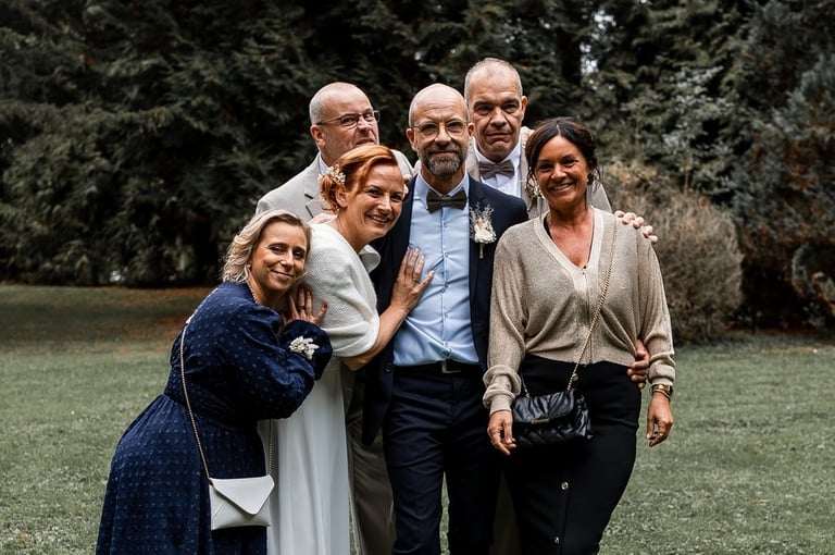 Groupe de personnes prenant la pose dans un jardin boisé