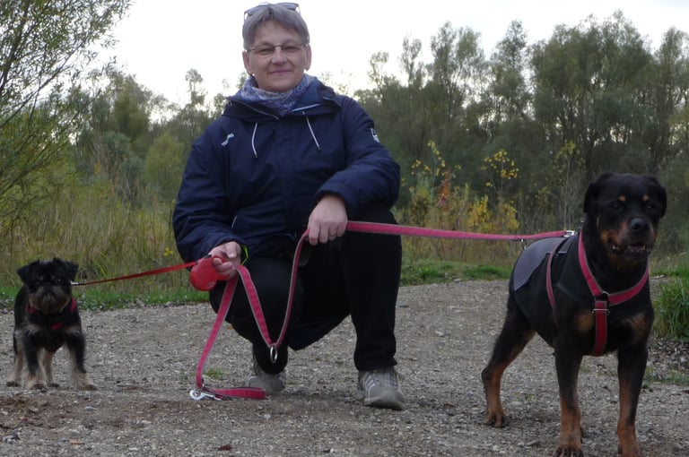Tierheilpraktikerin Magda Sikorska mit Hund – mobile Tierheilpraxis Hannover