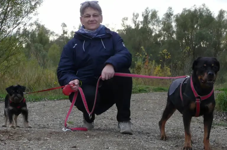 Tierheilpraktikerin Magda Sikorska mit Hund – mobile Tierheilpraxis Hannover
