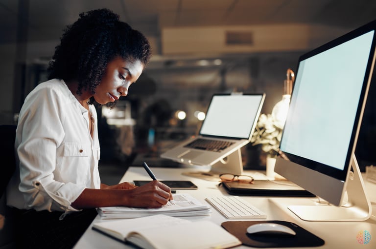 Curso de Administração e Tecnologia: Uma mulher escrevendo diante de um desktop