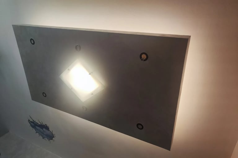Instalación de iluminación LED en techo con focos empotrados y panel central
