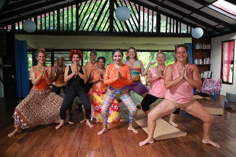 un grupo de personas haciendo posturas de yoga en una sala