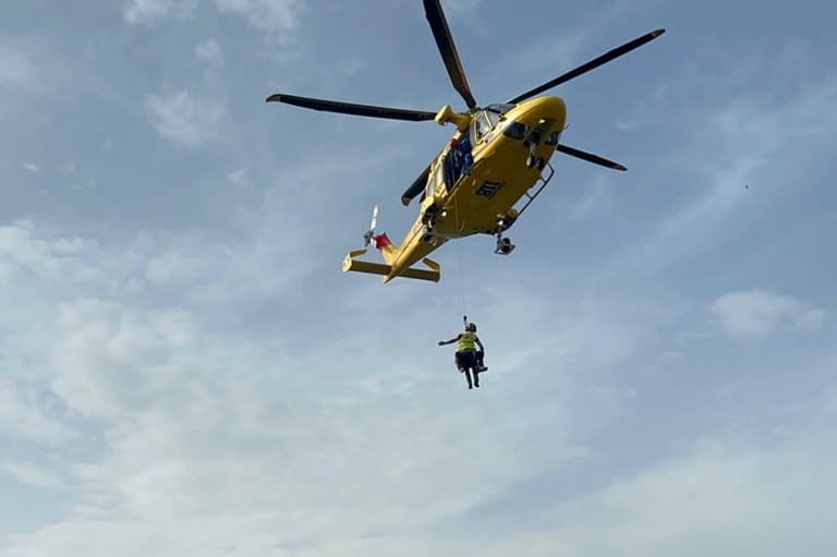 Вертолет в полете - Вертолет в действии во время симуляции тренинга HEMS для воздушных спасателей