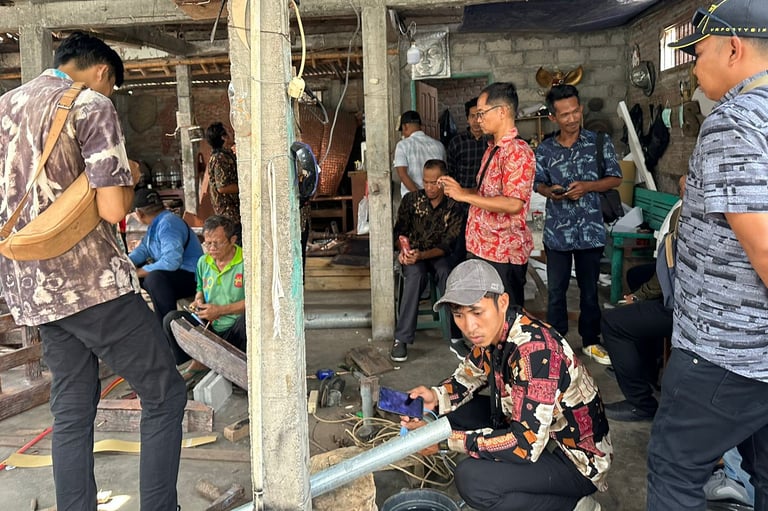 Kunjungan di tempêta pembuatan kerajinan tembaga dan kuningan kotagede