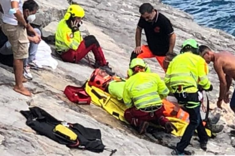 Учения по спасению на воде - стажеры HEMS отрабатывают техники спасения на воде