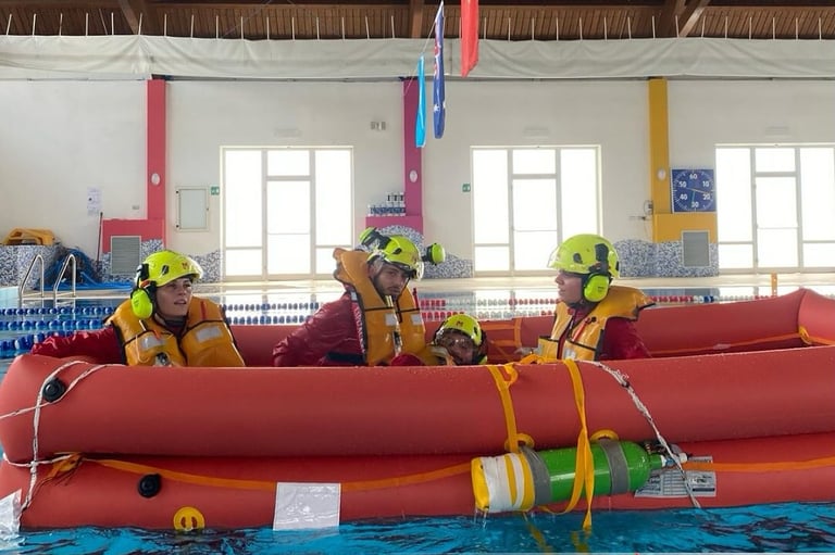 Учения по спасению на воде - стажеры HEMS отрабатывают техники спасения на воде в контролируемом бас