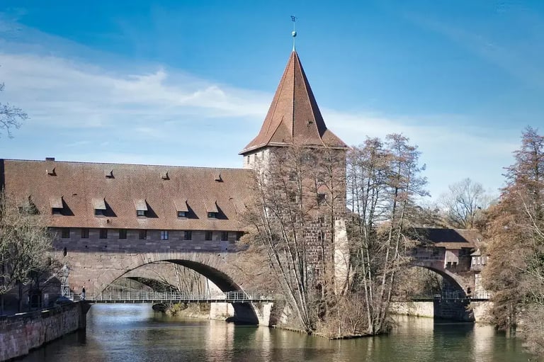 Historische Brücke und Turm an der Pegnitz in Nürnberg – typische Altstadtarchitektur und Wohnlage.