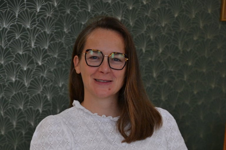 Delphine PORTEAUX thérapeute de couple dans son bureau où elle vous reçoit en thérapie de couple.