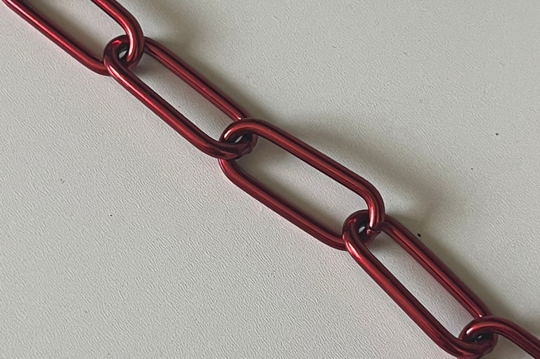 Runder Kreis mit einem Farbmuster mittig eine Kette in Candy, Hundekette, Pulverbeschichtet