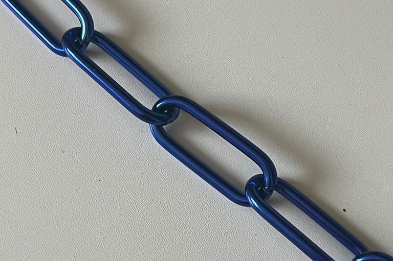 Runder Kreis mit einem Farbmuster mittig eine Kette in Candy, Hundekette, Pulverbeschichtet