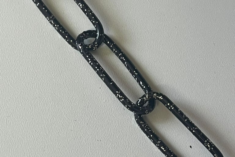 Runder Kreis mit einem Farbmuster mittig eine Kette in Schwarz Glitzer,Hundekette, Pulverbeschichtet