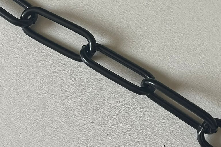 Runder Kreis mit einem Farbmuster mittig eine Kette in Schwarz, Hundekette, Pulverbeschichtet