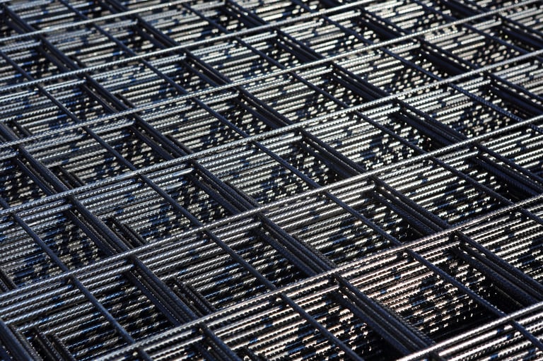 Betonarme yapılarda kullanılan, çelik hasır kaynak makineleriyle üretilmiş güçlendirilmiş panel