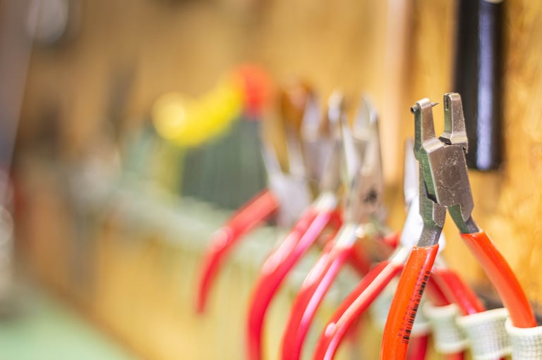 Une vue de quelques outils de l'atelier où la première pince est nette et les autres outils flous