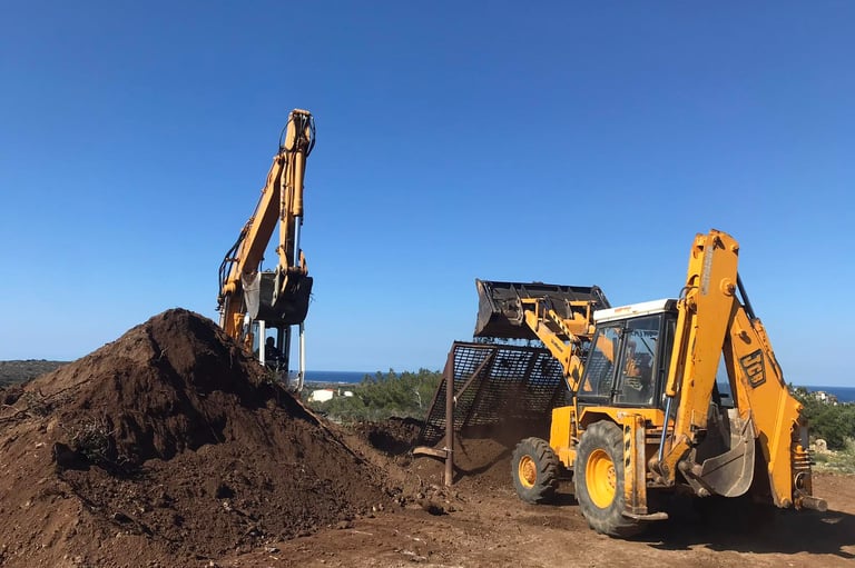 Κοσκίνισμα χώματος για παραγωγή καθαρού υλικού