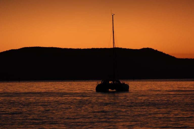Segelboot im Sonnenuntergang