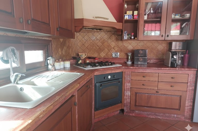 Cucina attrezzata per gruppi nella villa eventi Castelli Romani con stoviglie ed elettrodomestici