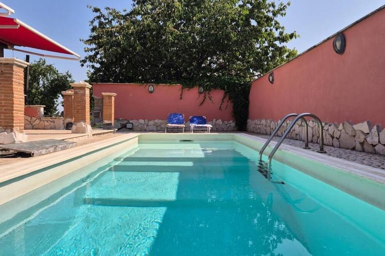 Piscina e area barbecue della villa per gruppi nei Castelli Romani, ideale per aperitivi e cene all'