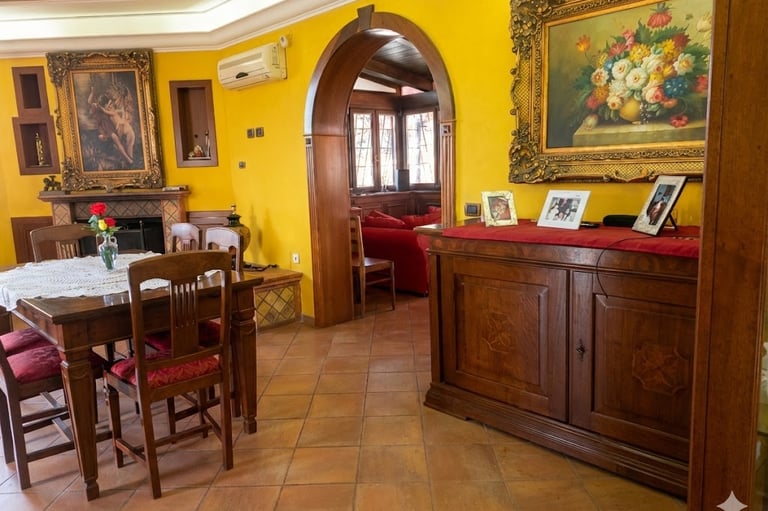 Salotto e zona relax della villa per eventi nei Castelli Romani con spazi esterni