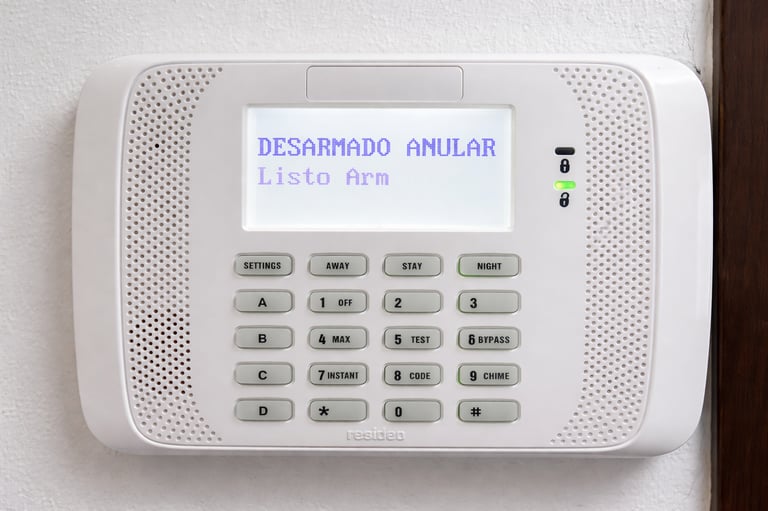 Teclado del sistema de seguridad residencial Resideo montado en una pared.