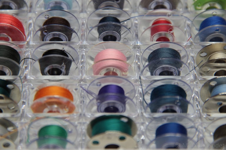 Cannettes de fil pour machine à coudre - La Nuance du Couac - Tailleuse couturière