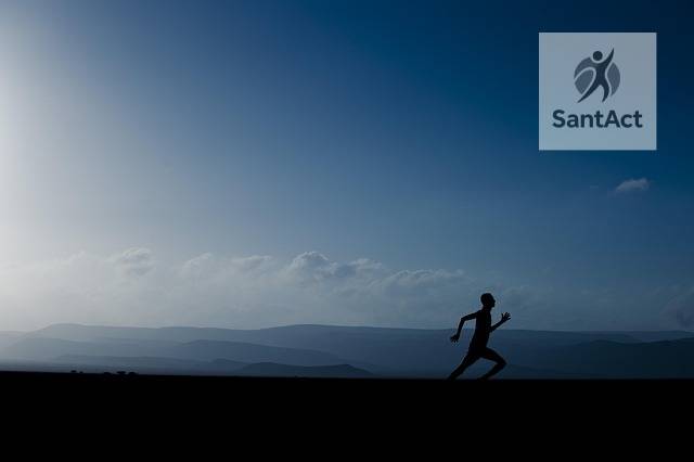 homme qui cours librement dans un décor paradisiaque