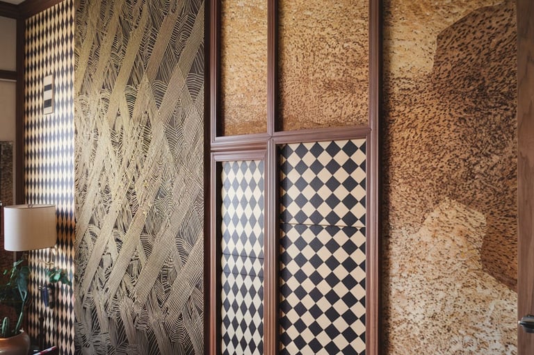 Mur recouvert de plusieurs papiers peints de motifs et couleurs variés