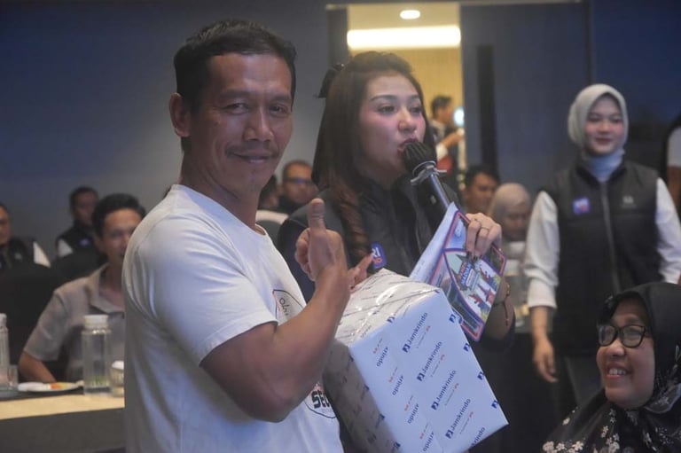 Senyum merekah nasabah mendapatkan doorprize