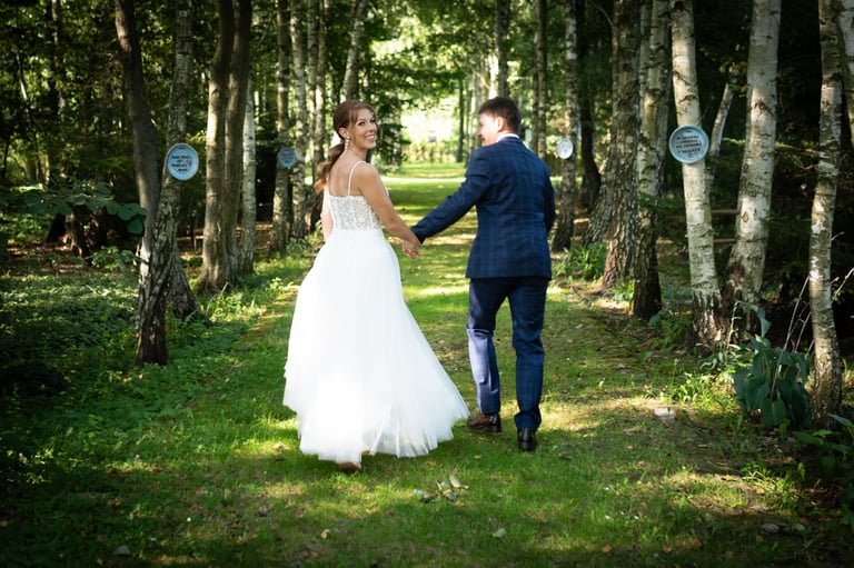 Młoda para w ogrodzie sesja poślubna