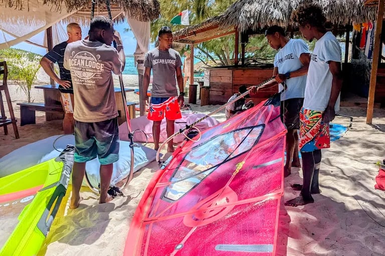 Windsurf avec voile Goya devant Ocean Lodge à la baie de Sakalava Madagascar