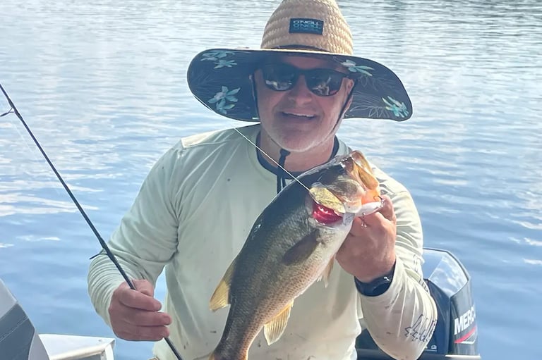 fishing bass in lake in Outaouais with sonar