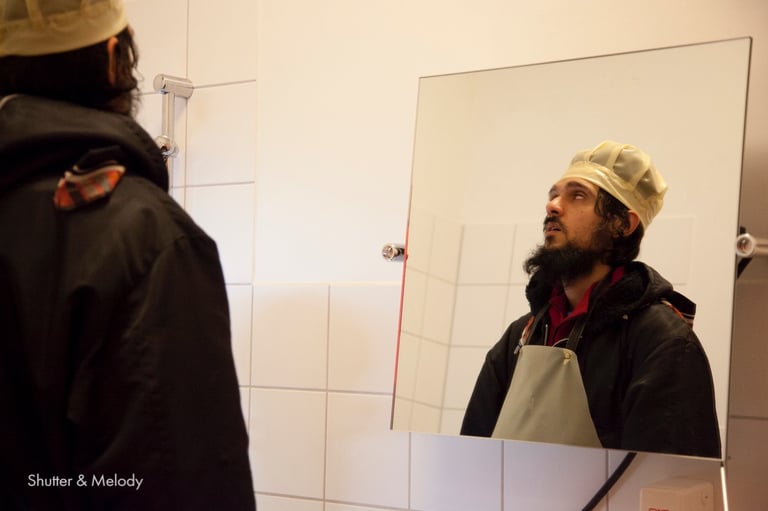 Ein Schauspieler im Spiegel rollt mit den Augen in einem Stück am English Theatre Berlin.