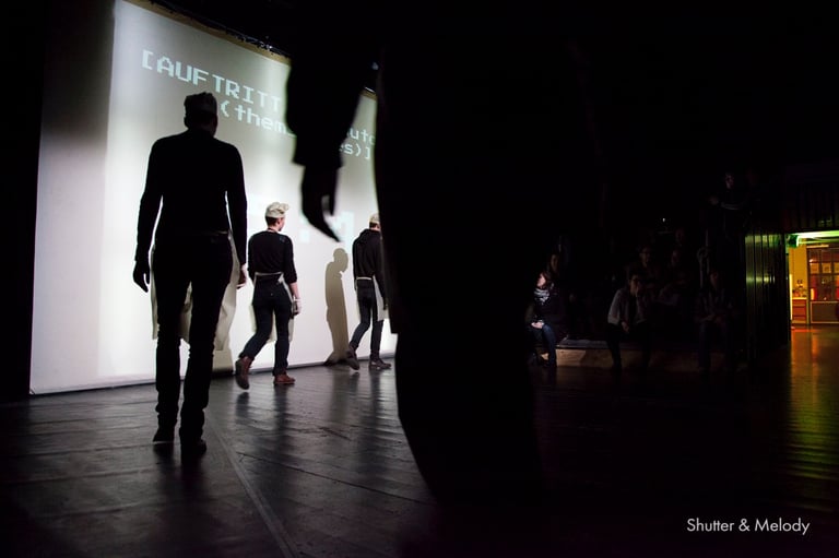 Schauspieler, die bei der Aufführung von Strength and Health im English Theatre Berlin auf die Bühne