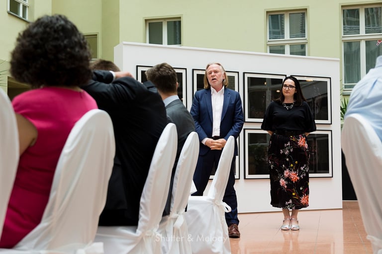 Botschafter Philip Green spricht auf einer Veranstaltung zu den Gästen.