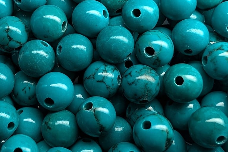 Perles en turquoise, d’un bleu intense avec des marbrures noires naturelles