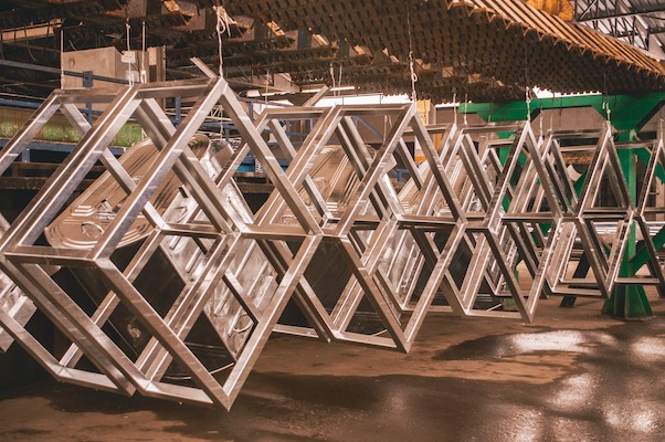 Metallteile bei der Oberflächenbehandlung