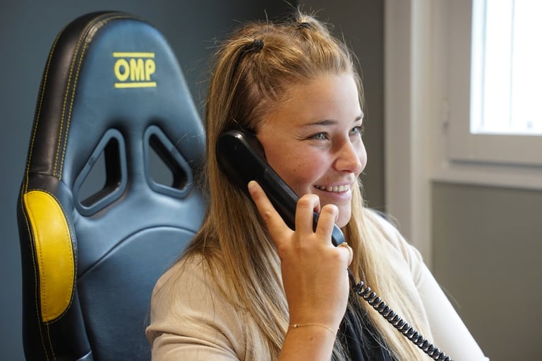 Portrait d'une femme au téléphone pour usage comme visuel d'entreprise