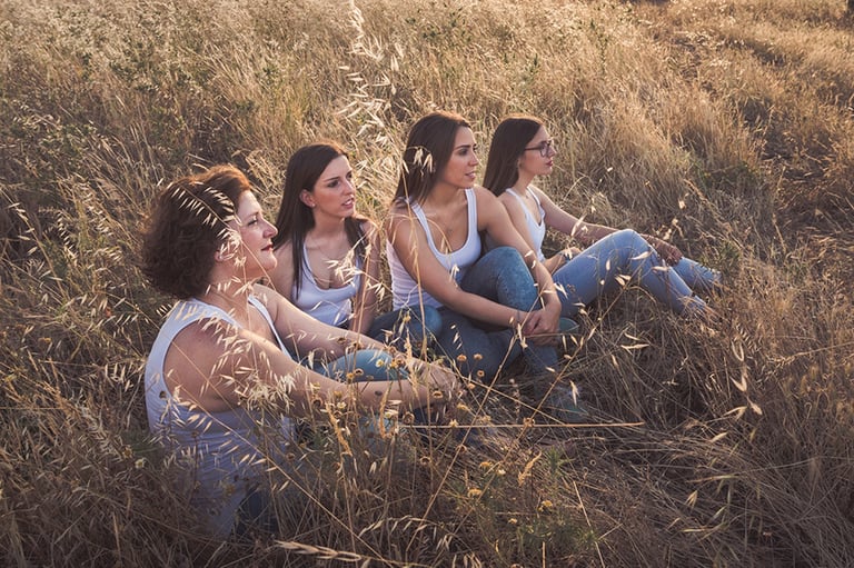 Fotografía familiar en exterior al atardecer realizada en Almendralejo por Amélie Art