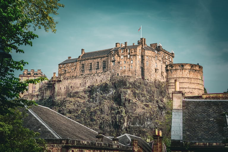 Le château d'Édimbourg, perché sur un rocher volcanique, domine la ville et incarne l’histoire riche de l’Écosse.