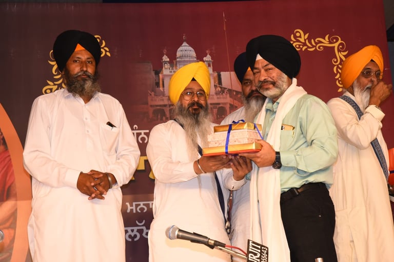 gurvinder-pal-singh-receiving-award