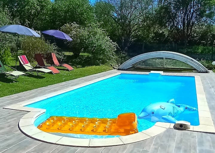 Espace baignade avec transats et bains de soleil au Gîte Bricabroc, piscine sécuriséeau Lude