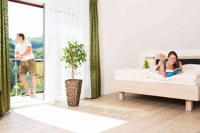 Zimmer mit Bett und Balkon