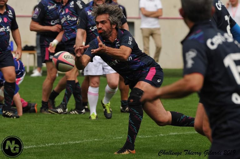 Juan qui fait une passe au rugby, la transmission Backwash Life